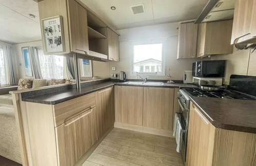 Pakefield House | Lovely 6 berth caravan with decking nearby Pakefield beach ref 68006CL