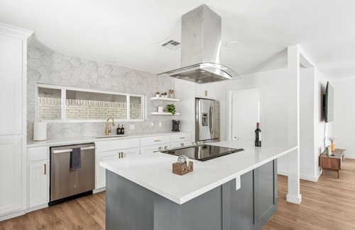 Haltom City House | Lovely and Spacious 4 Bedroom House Sleeps 10
