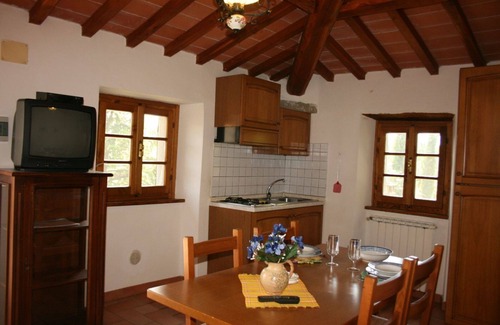 Castiglion Fiorentino Apartment | Lovely apartment for 2 people with pool, WIFI, TV, pets allowed and parking, close to Cortona