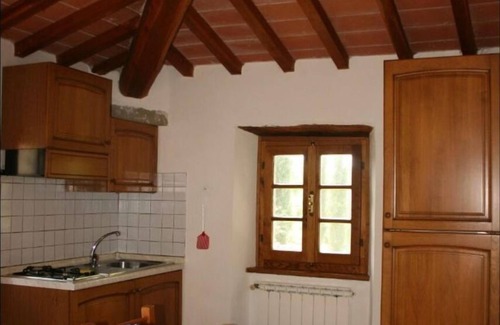 Castiglion Fiorentino Apartment | Lovely apartment for 2 people with pool, WIFI, TV, pets allowed and parking, close to Cortona