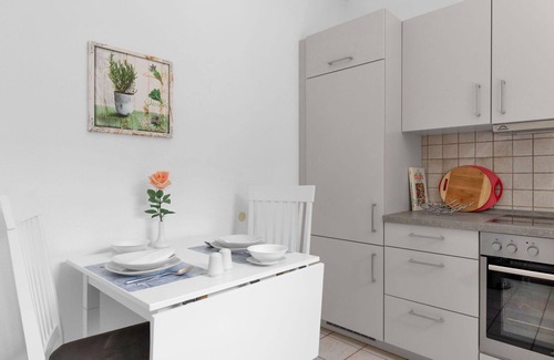 Warwerort Apartment | Lovely apartment for 6 guests with WIFI, TV, terrace, pets allowed and parking