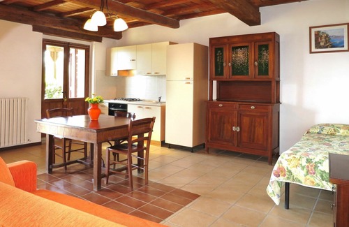 Santo Villa | Lovely apartment in villa for 4 guests with pool, terrace, pets allowed, panoramic view and park.