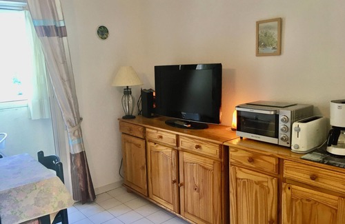 Balaruc-les-Bains House | Lovely apartment in front of little parc, close to laguna lake of Thau.
