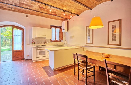 San Casciano in Val di Pesa Apartment | Lovely apartment for 4 people with WIFI, pool, A/C, TV and pets allowed, close to Greve In Chianti