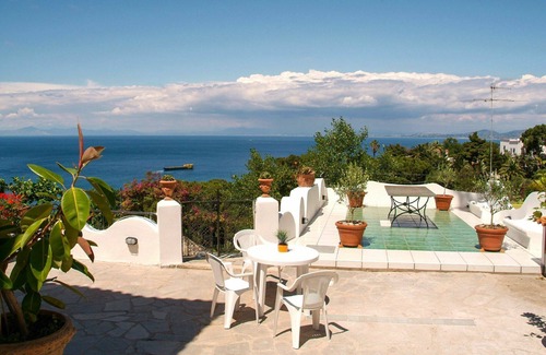 Casamicciola Terme Villa | Lovely apartment in villa for 4 people with WIFI, TV, patio and parking