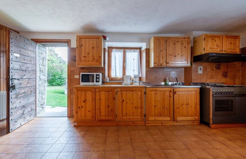 Sarre Apartment | Lovely apartment for 5 people with TV, pets allowed and parking, close to Aosta