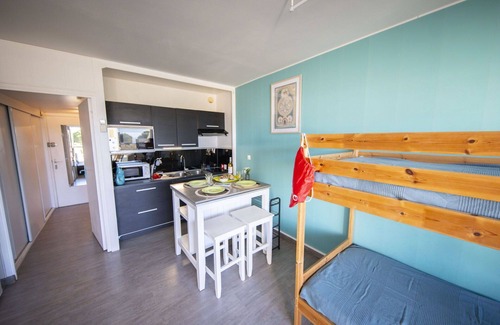 Montpellier Apartment | Lovely apartment for 3 people with WIFI, A/C, pool, TV, balcony, pets allowed and parking
