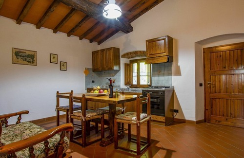 Loro Ciuffenna Villa | Lovely apartment in villa for 4 people with pool, WIFI and parking