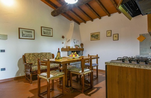 Loro Ciuffenna Villa | Lovely apartment in villa for 4 people with pool, WIFI and parking