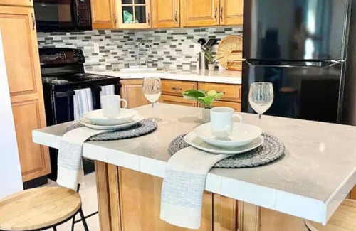 Yacht Club Apartment | Lovely Apartment! 3 min to Beach,Boats,& Sunsets!
