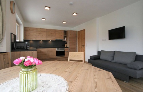 Hainzenberg Apartment | Lovely apartment for 8 people with WIFI, TV, terrace, pets allowed and parking