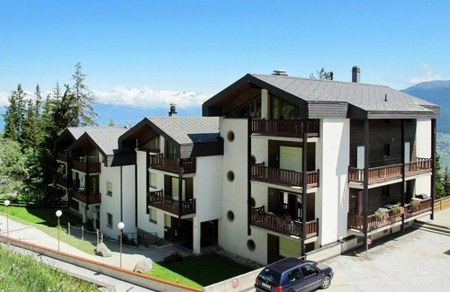 Heremence Apartment | Lovely apartment for 4 people with WIFI, pool, balcony, pets allowed and parking