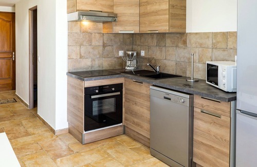 Ghisonaccia Apartment | Lovely apartment for 6 people with pool, WIFI, A/C, TV, terrace, pets allowed and parking