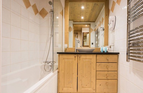 Tignes Apartment | Lovely apartment for 8 guests with pool, WIFI, hot tub, TV, balcony, pets allowed and parking