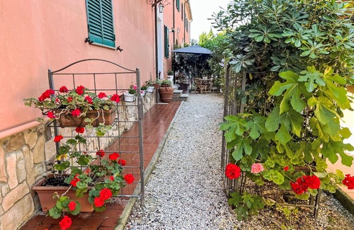 Cecina Apartment | Lovely apartment for 3 guests with pool, WIFI, A/C, TV, pets allowed and parking