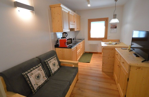 Raveo Apartment | Lovely apartment for 3 people with WIFI, TV, patio, pets allowed and parking