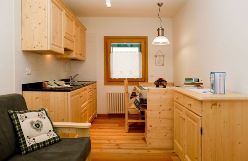 Raveo Apartment | Lovely apartment for 3 people with WIFI, TV, patio, pets allowed and parking