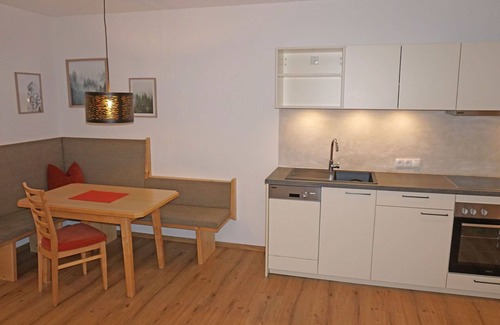 Schnann Apartment | Lovely apartment for 4 people with WIFI, TV and parking