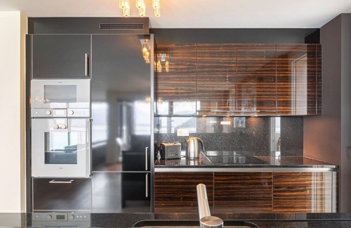 Montreux Apartment | Lovely apartment for 4 guests with WIFI, hot tub, pool, TV, balcony and parking