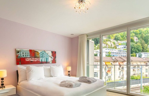 Montreux Apartment | Lovely apartment for 4 guests with WIFI, hot tub, pool, TV, balcony and parking