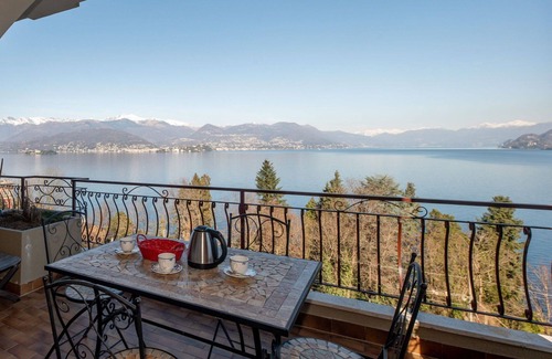 Stresa Apartment | Lovely apartment for 4 guests with WIFI, pool, TV, terrace and parking