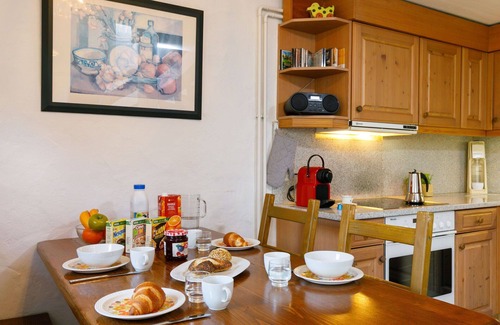 Sonvico Apartment | Lovely apartment for 5 people with pool, WIFI, TV, patio, pets allowed, panoramic view and parking