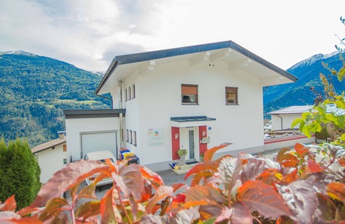 Wenns Apartment | Lovely apartment for 5 guests with WIFI, TV, balcony and parking