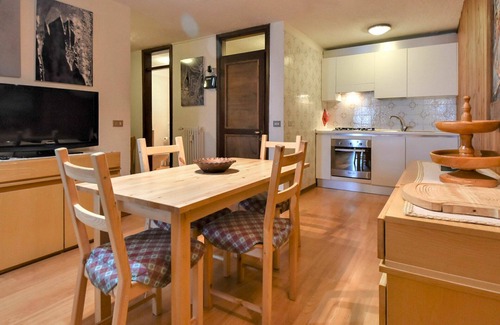 Madonna di Campiglio Apartment | Lovely apartment for 5 people with WIFI, TV, balcony, pets allowed and parking