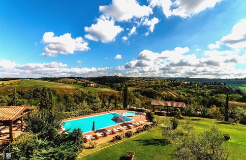 Sughera Apartment | Lovely apartment for 5 guests with A/C, pool, WIFI, TV and veranda, close to San Gimignano