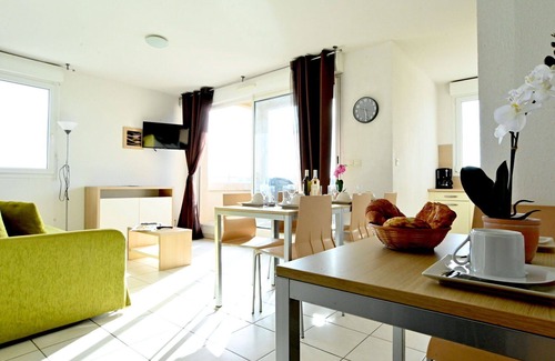 Azille Apartment | Lovely apartment for 5 people with WIFI, pool, TV, terrace and pets allowed