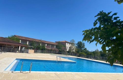Azille Apartment | Lovely apartment for 5 people with WIFI, pool, TV, terrace and pets allowed