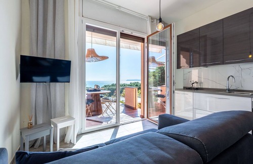 Varazze Apartment | Lovely apartment for 6 guests with A/C, WIFI, hot tub, TV, terrace, pets allowed and parking