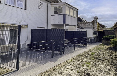 Norddeich Apartment | Lovely apartment for 6 people with WIFI, TV, patio, pets allowed and parking