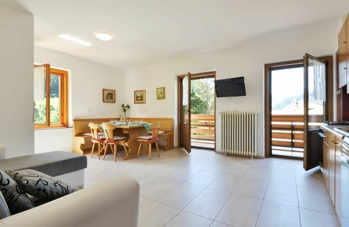 Moena Apartment | Lovely apartment for 7 people with WIFI, TV, patio, pets allowed and parking