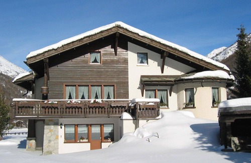 Saas Almagell Apartment | Lovely apartment for 8 people with WIFI, TV, patio, pets allowed, panoramic view and parking