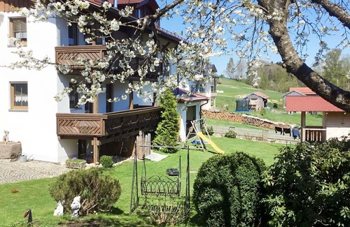 Bischofsmais Apartment | Lovely apartment for 4 guests with WIFI, TV, balcony, panoramic view and parking