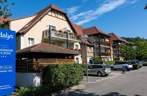 Bergheim Apartment | Lovely apartment for 3 guests with WIFI, pool, TV, terrace, pets allowed and parking