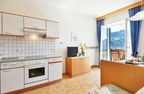 Andriano Apartment | Lovely apartment for 4 people with WIFI, pool, TV, patio and parking