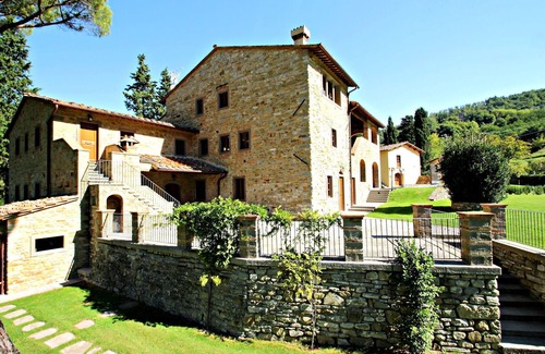 Dicomano Apartment | Lovely apartment for 4 guests with WIFI, pool, TV, pets allowed and parking