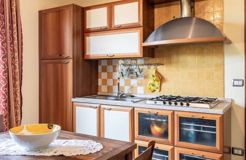 La Morra Apartment | Lovely apartment for 2 people with pool, WIFI, TV, patio, pets allowed and parking