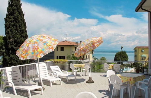 Sirmione Apartment | Lovely apartment for 5 guests with pool, WIFI, A/C, TV, terrace, pets allowed and parking