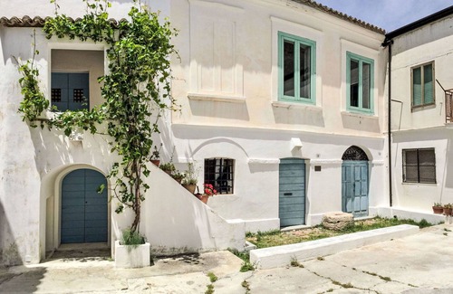 Strongoli Apartment | Lovely apartment for 7 guests with WIFI, patio, pets allowed and parking