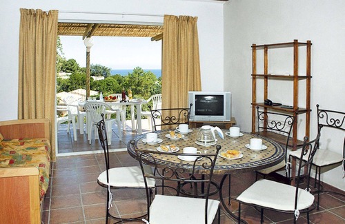 Favone House | Lovely apartment in villa with A/C, WIFI, pool, TV, patio, pets allowed, panoramic view and park.