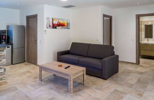 Ghisonaccia House | Lovely apartment in villa for 6 guests with A/C, pool, WIFI, TV, terrace, pets allowed and parking