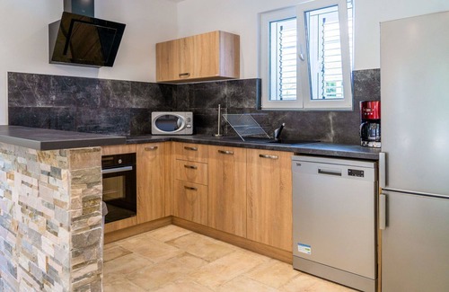 Ghisonaccia House | Lovely apartment in villa for 6 guests with A/C, pool, WIFI, TV, terrace, pets allowed and parking