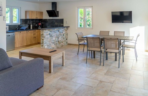 Ghisonaccia House | Lovely apartment in villa for 6 guests with A/C, pool, WIFI, TV, terrace, pets allowed and parking