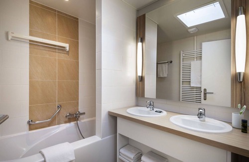 Pullay House | Lovely apartment in villa for 6 guests with hot tub, WIFI, pool, TV, terrace and parking