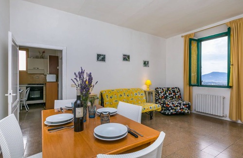 Follonica Villa | Lovely apartment in villa for 6 people with WIFI, pool, TV, patio, pets allowed and parking