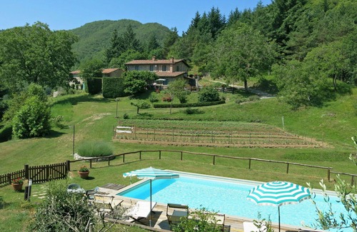 Molazzana Villa | Lovely apartment in villa for 4 guests with pool, WIFI, TV, terrace and parking