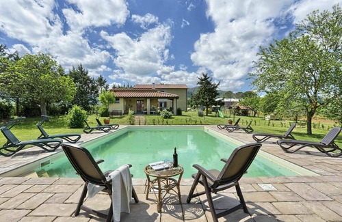 Pomarance Villa | Lovely apartment in villa for 5 guests with WIFI, pool, TV, terrace and panoramic view